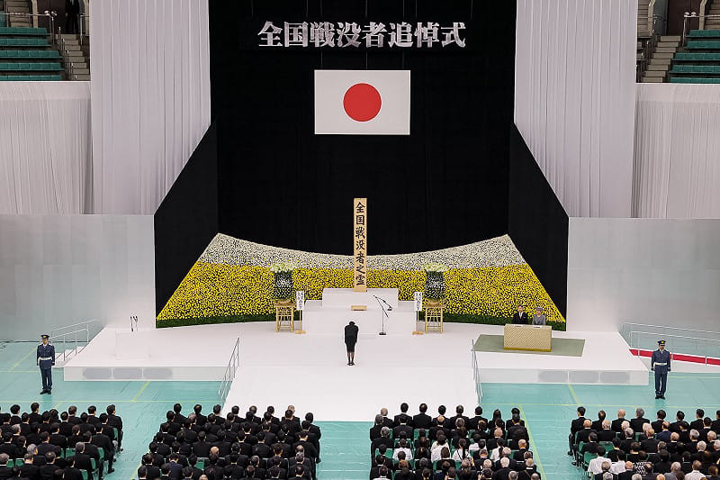 15日為第二次世界大戰日本投降之日81週年,日本政府在東京武道館舉行「全國戰歿者追悼儀式」,首相高市早苗向全國戰歿者之靈鞠躬致意。 圖:翻攝自首相官邸官網 15日為第二次世界大戰日本投降之日81週年,日本政府在東京武道館舉行「全國戰歿者追悼儀式」,首相高市早苗向全國戰歿者之靈鞠躬致意。 圖:翻攝自首相官邸官網