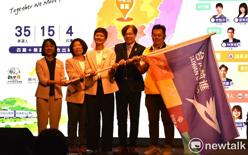 四黨主席與召集人並肩上台，將陣線戰旗交到無黨籍高雄市左營區市議員參選人薛兆基(右一)手中。&nbsp;&nbsp;&nbsp;圖：孫家銘/攝