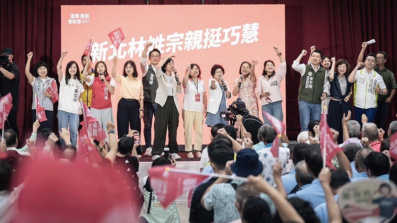  由於對媽祖「林默娘」的信仰也是全國林氏鄉親凝聚向心力的重要精神象徵，蘇巧慧特別現唱白沙屯媽祖主題歌「粉紅超跑」，將現場氣氛點燃到最高點。 圖：蘇巧慧競選辦公室提供 