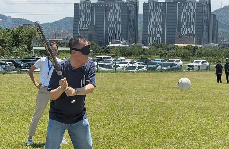 國民黨籍新北市長參選人李四川（前）15日到身障棒壘球場參與「美式盲人棒球推廣計畫」模擬賽程，矇眼感受視障運動者擊球情境。&nbsp;&nbsp;&nbsp;圖：李四川競選辦公室提供