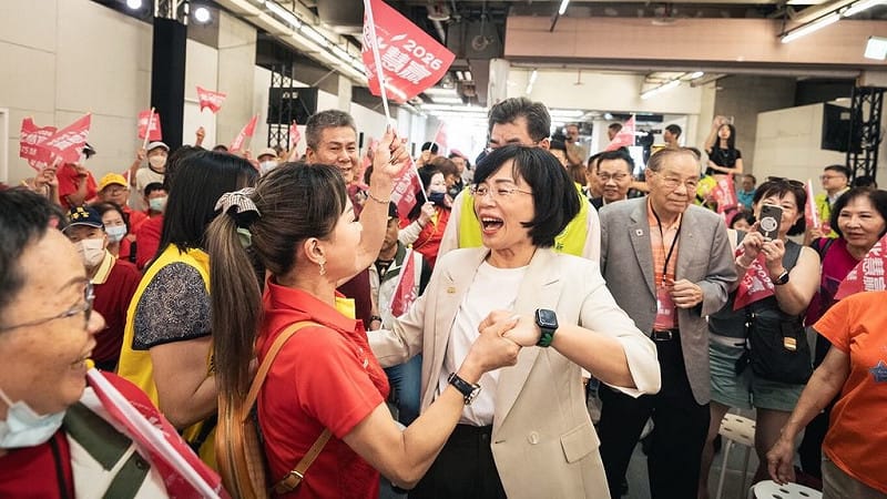 民進黨新北市長參選人蘇巧慧（前中）15日參加「雲林同鄉後援會成立大會」，與現場支持者熱情互動，她允諾若當選，將持續加強新北與雲林兩地交流。&nbsp;&nbsp;&nbsp;圖：蘇巧慧競選辦公室提供