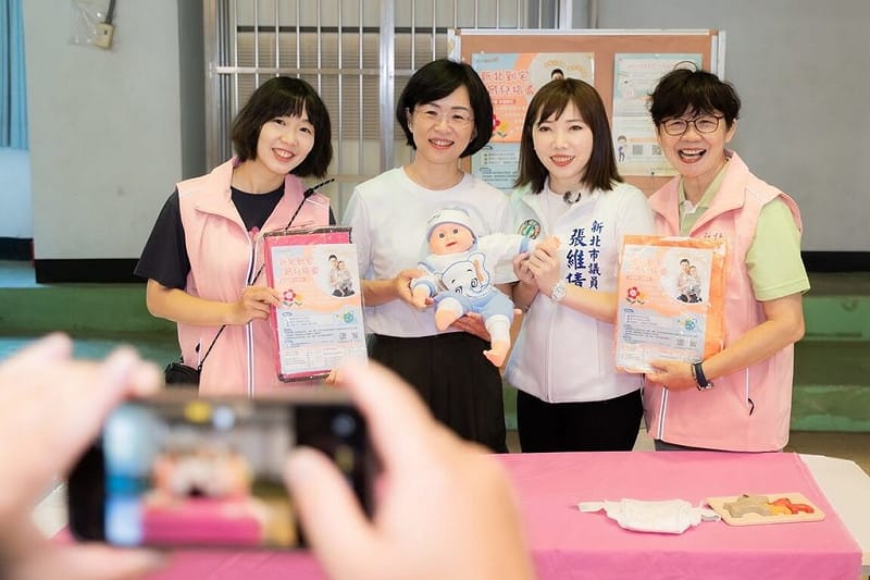 民進黨新北市長參選人蘇巧慧（左2）15日出席同黨市議員張維倩（右2）主辦的兒童發展篩檢諮詢活動，現場也發表社福相關政見。&nbsp;&nbsp;&nbsp;圖：蘇巧慧競選辦公室提供
