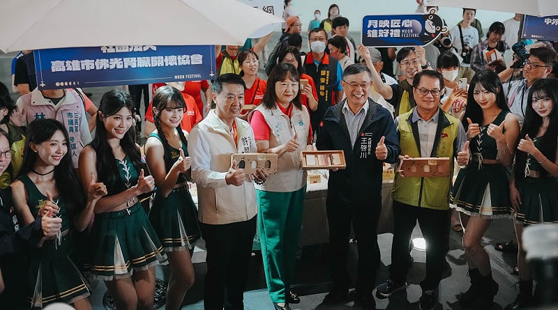 Wing Stars化身快閃店長，各界貴賓一同巡攤，推廣身障團體特色商品。&nbsp;&nbsp;&nbsp;圖：高雄市社會局／提供