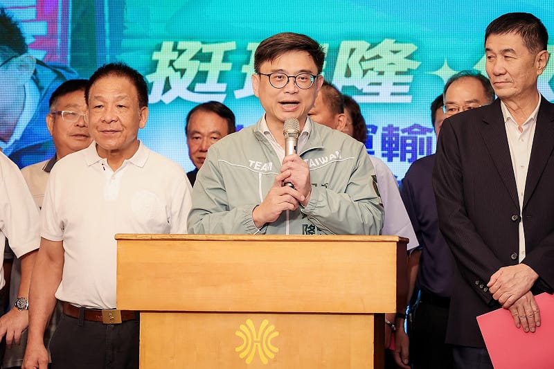 賴瑞隆(中)提出「挺車界、挺交通、顧勞工」四大承諾。&nbsp;&nbsp;&nbsp;圖：賴瑞隆競辦／提供