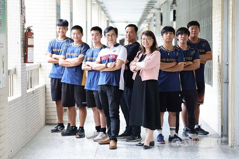 台中二中猛牛在全國社區學齡棒球大賽U18組，摘下冠軍金盃，隊員們追逐棒球夢也不忘課業，部分球員已考取大學。前排左1家長會副會長蔡岳樺、右1台中二中校長歐靜瑜。中央社記者趙麗妍攝 115年8月16日&nbsp;&nbsp;&nbsp;
