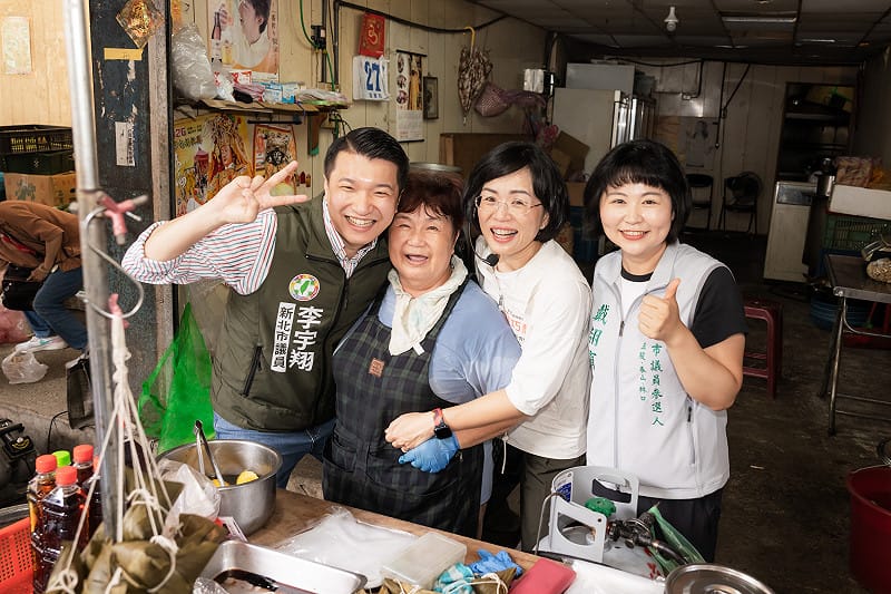  新北市長候選人、立法委員蘇蘇巧慧和新北市議員李宇翔、新北市議員候選人戴翎育前往五股公有市場、成州市場掃街。 圖：蘇巧慧競選辦公室提供 
