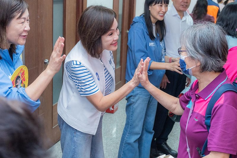 柯志恩(左二)與農民面對面交流，全面為高雄農業打通新出路。&nbsp;&nbsp;&nbsp;圖：柯志恩競辦／提供