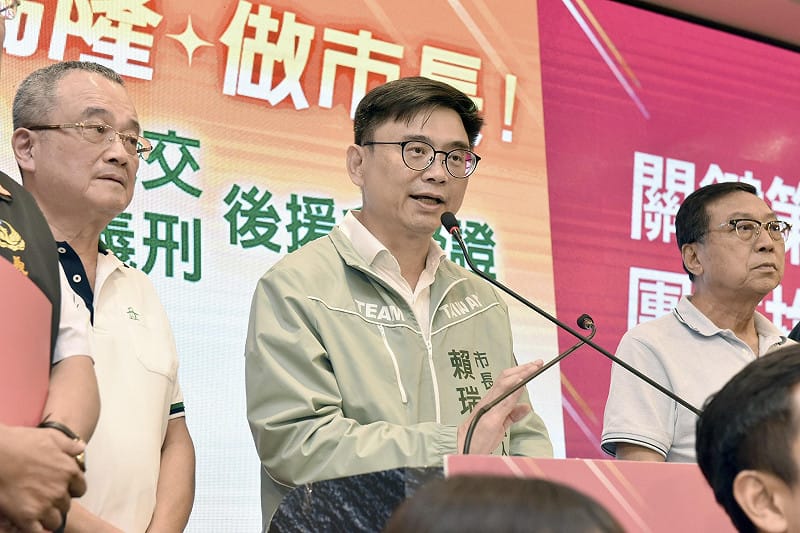 賴瑞隆(中)推崇義消、義警、義交及義刑等民防力量是城市韌性的重要基礎。&nbsp;&nbsp;&nbsp;圖：賴瑞隆競辦／提供
