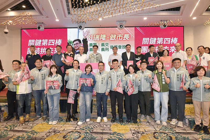 高雄民進黨中央與地方民代、參選人到場，展現大團結氣勢。&nbsp;&nbsp;&nbsp;圖：賴瑞隆競辦／提供