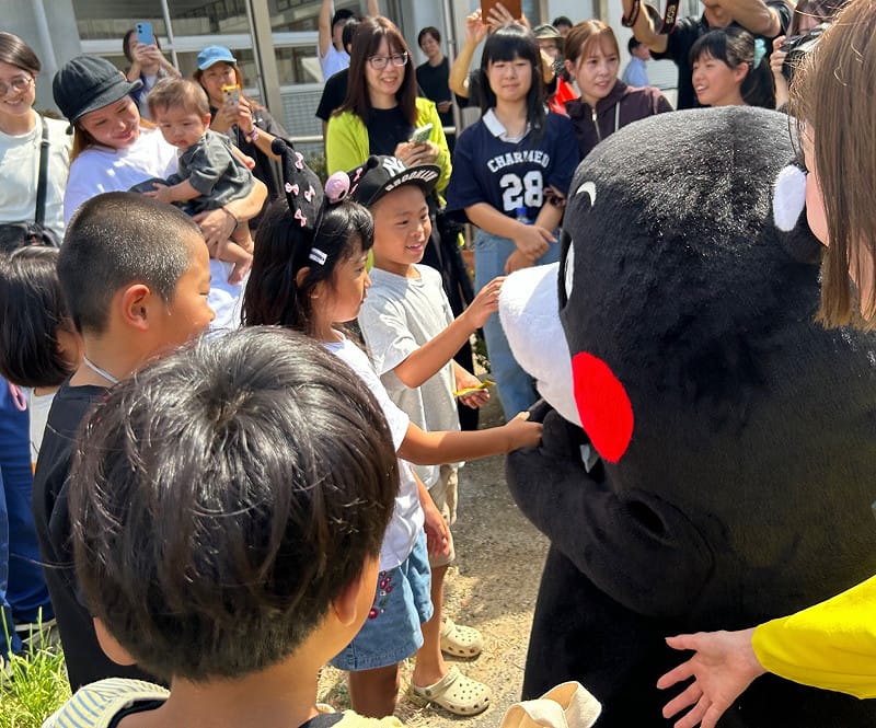 7.1強震後熊本熊復出了! 首站前往避難所慰問 孩子見到熱烈歡呼
