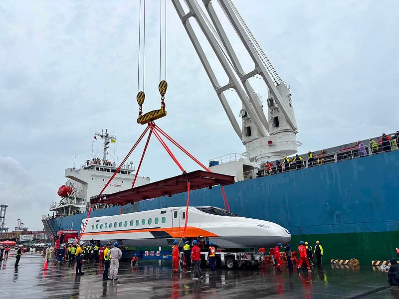 台灣高鐵公司於高雄港74號碼頭順利卸運車廂。&nbsp;&nbsp;&nbsp;圖：翻攝自台灣港務公司臉書