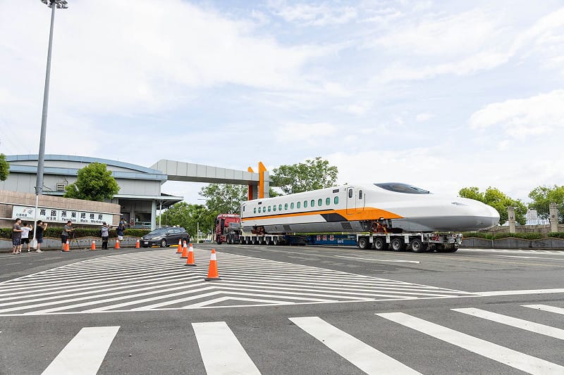 N700ST列車抵台後，先分2天進行吊掛卸載，隨後利用3天深夜時段，經陸路運送至燕巢總機廠。&nbsp;&nbsp;&nbsp;圖：翻攝自台灣高鐵臉書