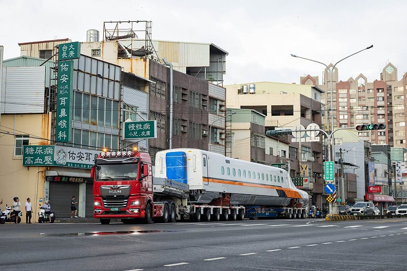 高鐵新車於今日卸運完成，接下來將展開一連串檢測作業，全部檢測預計於明年4月完成。&nbsp;&nbsp;&nbsp;圖：翻攝自台灣高鐵臉書