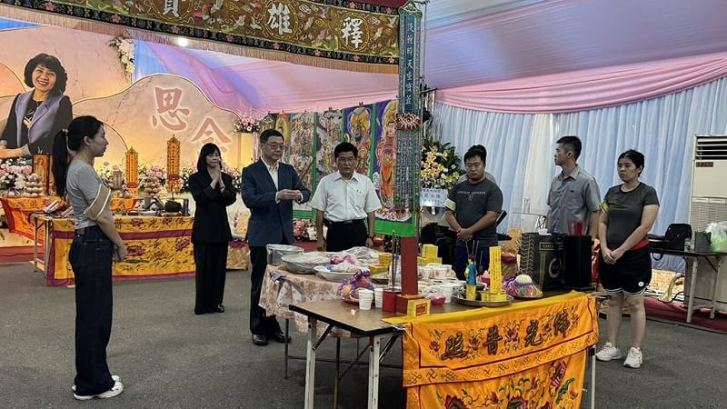 行政院長卓榮泰（中）16日前往弔唁台中市議員楊典忠太太喻梅芝，向家屬表達慰問與關懷。（楊典忠服務處提供）中央社記者趙麗妍傳真 115年8月16日&nbsp;&nbsp;&nbsp;