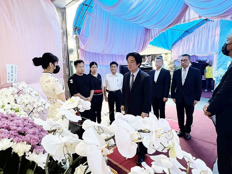 總統賴清德（中）16日前往弔唁台中市議員楊典忠太太喻梅芝，表彰喻梅芝長年投入公職、服務地方，秉持公而忘私精神。（楊典忠服務處提供）中央社記者趙麗妍傳真 115年8月16日&nbsp;&nbsp;&nbsp;