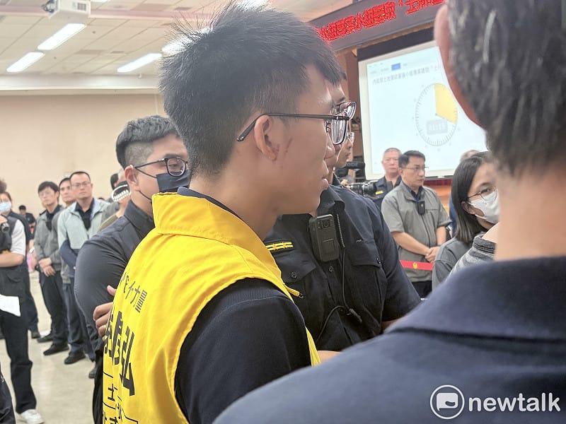  時代力量謝閔弘遭驅離，右側耳朵旁有明顯傷痕。 圖：李宣萱/攝 