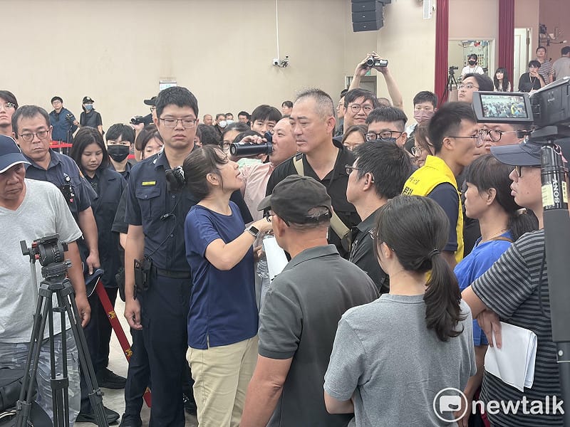  社子島自救會發言人李華萍表示，今日會議北市府未向利害關係人寄送會議通知函，僅在網路上進行公告。 圖：李宣萱/攝 