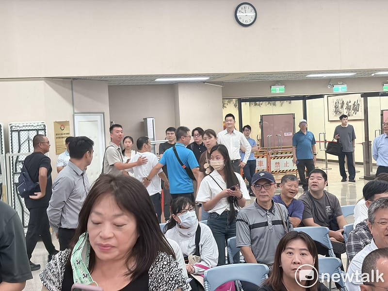  社子島自救會成員遭警方驅離。 圖：李宣萱/攝 