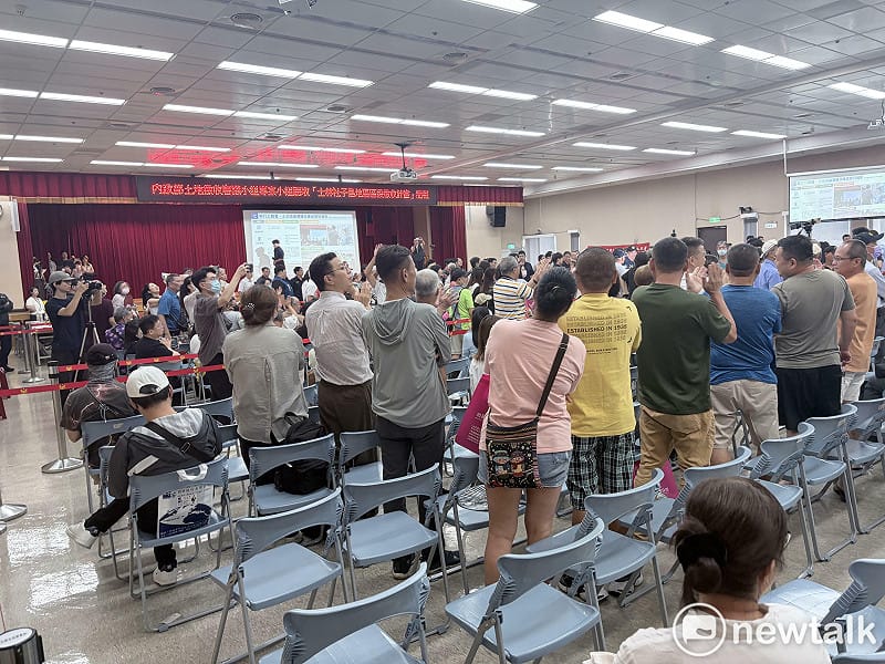  社子島自救會要求會議應停止進行，而另一邊支持計畫開發的居民則高喊「開會」，要求成員停止打斷會議進行。 圖：李宣萱/攝 