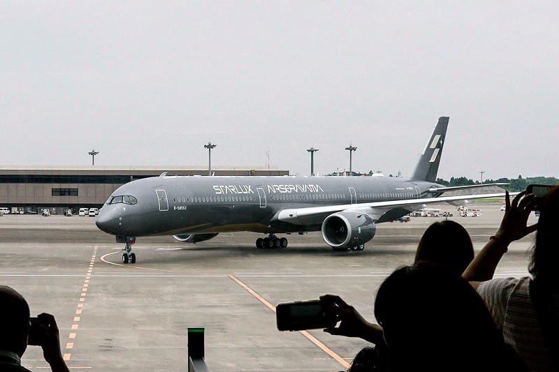 「空山銀」全機採用了高濃度的特殊雲母顏料，在光線下會折射出極具未來感的液態金屬銀色光澤。&nbsp;&nbsp;&nbsp;圖：星宇航空／提供