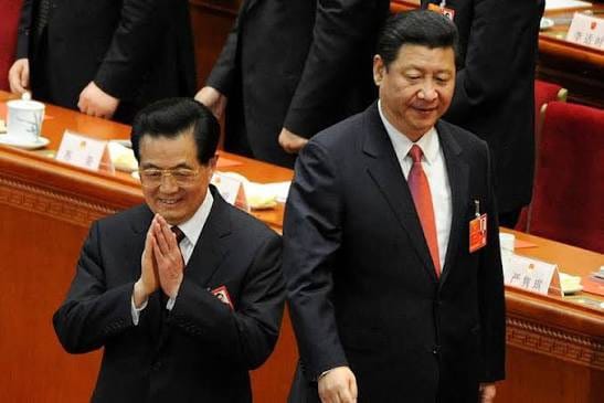 前中共中央總書記胡錦濤（左）與中國國家主席習近平（右）。&nbsp;&nbsp;&nbsp;圖：翻攝自 X @cskun1989
