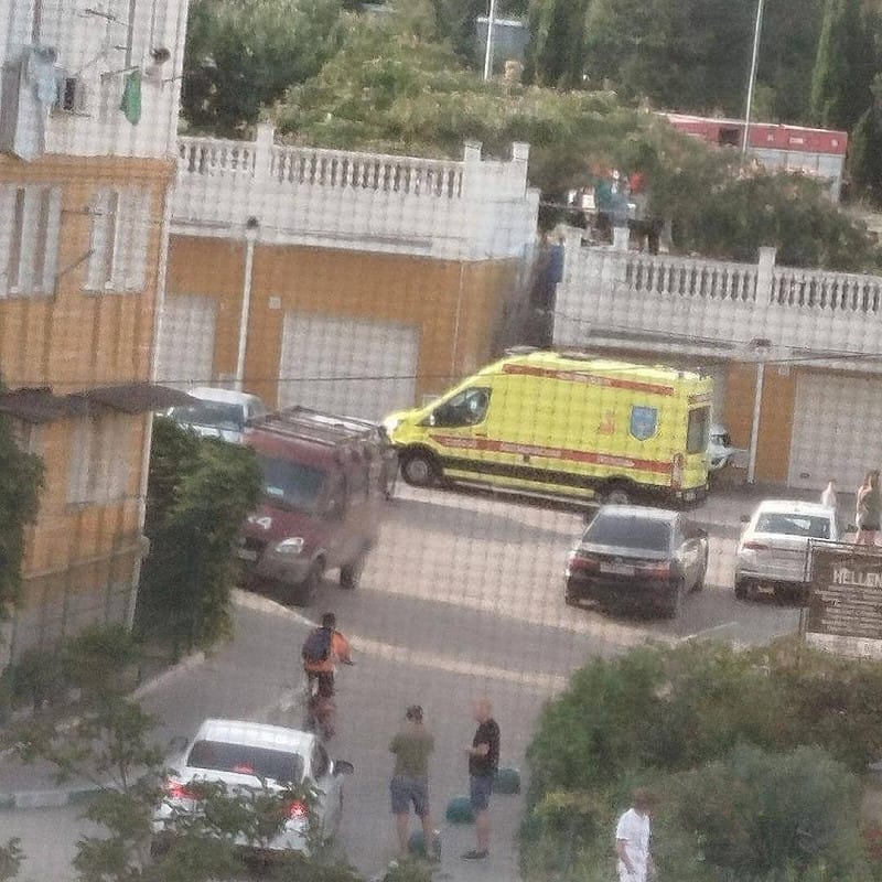 事發原因為一枚藏身在垃圾桶裡的炸彈突然爆炸,警方並逮捕一名操控暗殺的嫌疑人。 圖:翻攝自 X @NOELreports 事發原因為一枚藏身在垃圾桶裡的炸彈突然爆炸,警方並逮捕一名操控暗殺的嫌疑人。 圖:翻攝自 X @NOELreports