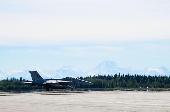 在完成採購後，澳洲計畫將 AIM-260 裝備給 F/A-18F 「超級大黃蜂」、 F-35A 以及 EA-18G 「咆哮者」等主力戰機。圖為澳洲皇家空軍的 F/A-18F 戰機。&nbsp;&nbsp;&nbsp;圖：翻攝自 騰訊網 武器鑑賞