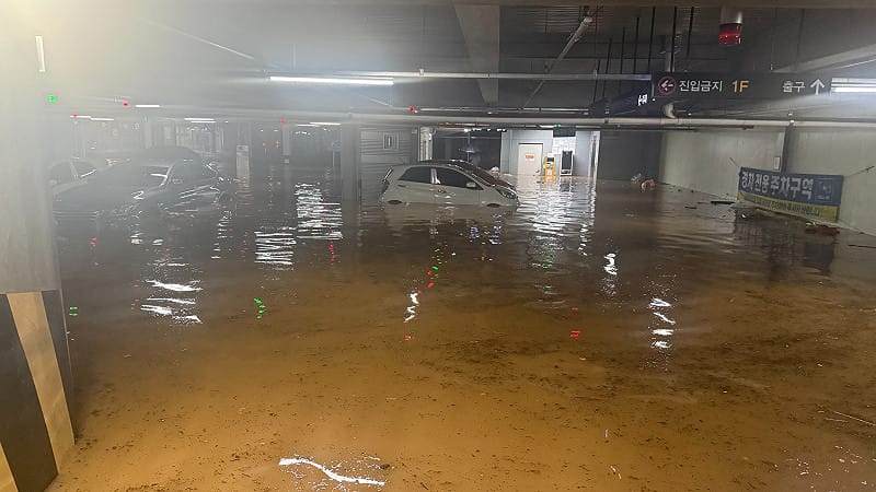 韓國東南部慶尚南道巨濟市豪雨成災，地下停車場成蓄水池。&nbsp;&nbsp;&nbsp;圖：翻攝「X」@HMGOD111652