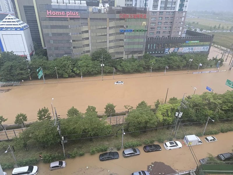 韓國東南部慶尚南道巨濟市豪雨成災，市區淹水，道路成河流。&nbsp;&nbsp;&nbsp;圖：翻攝「X」@tmhaec