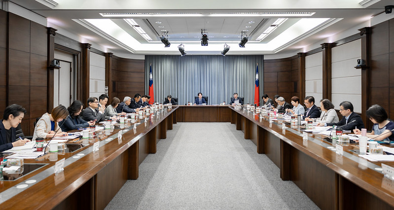 賴清德聽取行政院「116年度中央政府總預算案」簡報，並裁示明年普發現金一萬元。&nbsp;&nbsp;&nbsp;圖：總統府提供