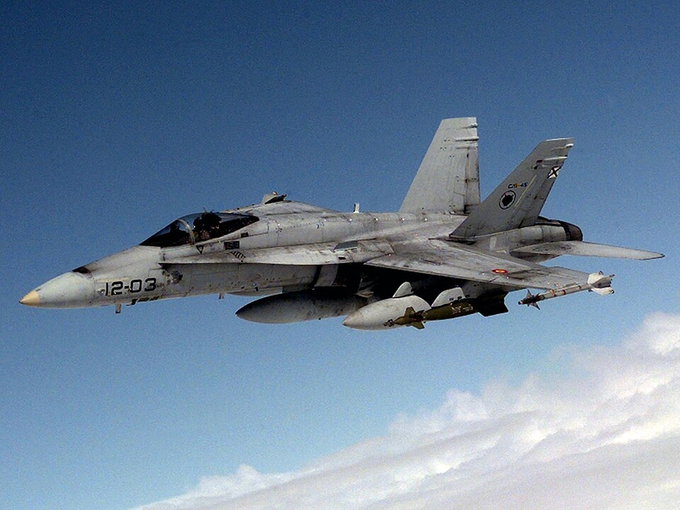 當地時間 16 日清晨，負責執行北約巡邏任務的西班牙 F-18 戰機在羅馬尼亞領空擊落一架來源不明的無人機，俄羅斯可能帶來的威脅也再次激發了東歐國家們的擔憂情緒。&nbsp;&nbsp;&nbsp;圖：翻攝自 @sentdefender X 帳號
