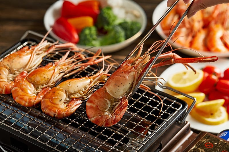高檔蝦品肉質緊實、頭胸部帶有濃郁蝦膏，經炭火燒烤後風味更為明顯。&nbsp;&nbsp;&nbsp;圖：段泰國蝦／提供
