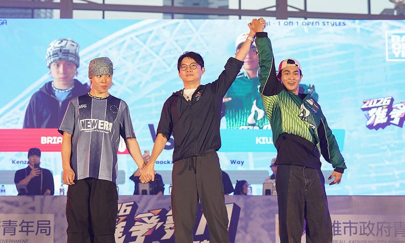 林楷軒(中)上台宣布「1 ON 1 Open Styles Battle」冠軍，由來自台南的「KIWI」(右)以獨特個人locking風格與出色節奏感奪冠。&nbsp;&nbsp;&nbsp;圖：高雄市青年局／提供