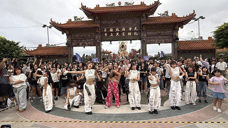 雄爭舞鬥「K-POP隨播即跳」快閃活動是跳進蓮池潭元帝廟北極亭。&nbsp;&nbsp;&nbsp;圖：高雄市青年局／提供
