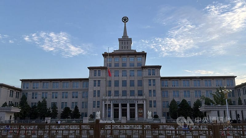 已故的中國前國務院總理朱鎔基遺體18日將在北京八寶山火化。為悼念朱鎔基，北京天安門18日清晨5時28分升旗後，隨即舉行降半旗儀式致哀。圖為中國軍事博物館降半旗。中央社記者呂佳蓉北京攝 115年8月18日&nbsp;&nbsp;&nbsp;圖：中央社提供