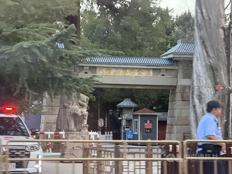已故的中國前國務院總理朱鎔基遺體18日將在北京八寶山火化。圖為八寶山革命公墓，上午已戒備森嚴。中央社記者呂佳蓉北京攝 115年8月18日&nbsp;&nbsp;&nbsp;圖：中央社提供