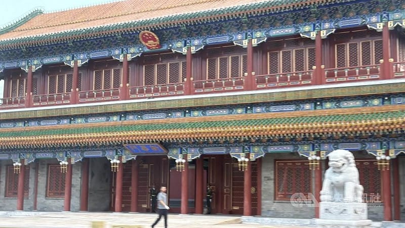 已故的中國前國務院總理朱鎔基遺體18日將在北京八寶山火化。圖為新華門。中央社記者呂佳蓉北京攝 115年8月18日&nbsp;&nbsp;&nbsp;圖：中央社提供