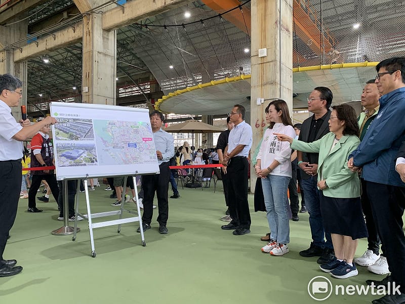吳淑瑾(前排右二)參聽取高市工務局長楊欽富(左一)簡報。&nbsp;&nbsp;&nbsp;圖：孫家銘攝