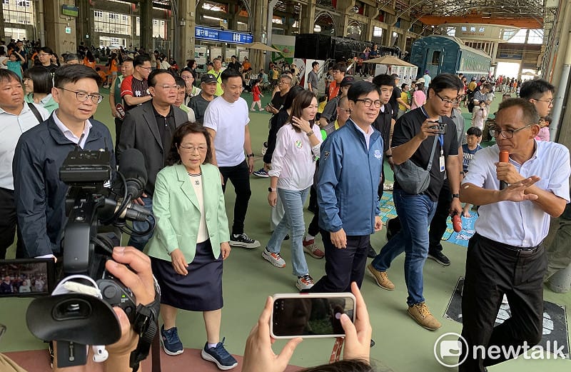 吳淑瑾(前排左二)在陳其邁(中）及賴瑞隆(前排左一)陪同下，參訪高雄親子遊樂園區。&nbsp;&nbsp;&nbsp;圖：孫家銘攝