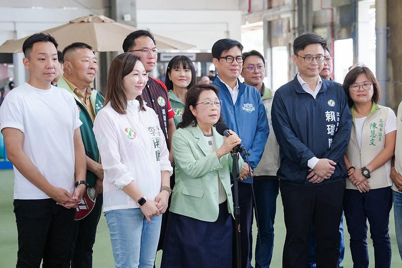 吳淑瑾(左三)參訪台鐵高雄機廠轉型而成的親子遊樂園區，亦進行市政願景分享。&nbsp;&nbsp;&nbsp;圖：賴瑞隆競辦／提供