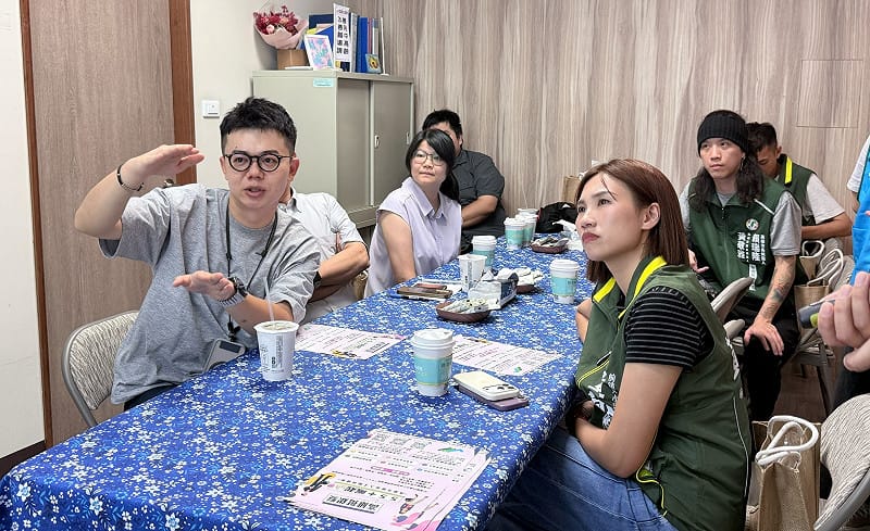 張博洋(前排左)與黃敬雅(前排右)勞工局訓練就業中心簡報。&nbsp;&nbsp;&nbsp;圖：張博洋服務處／提供