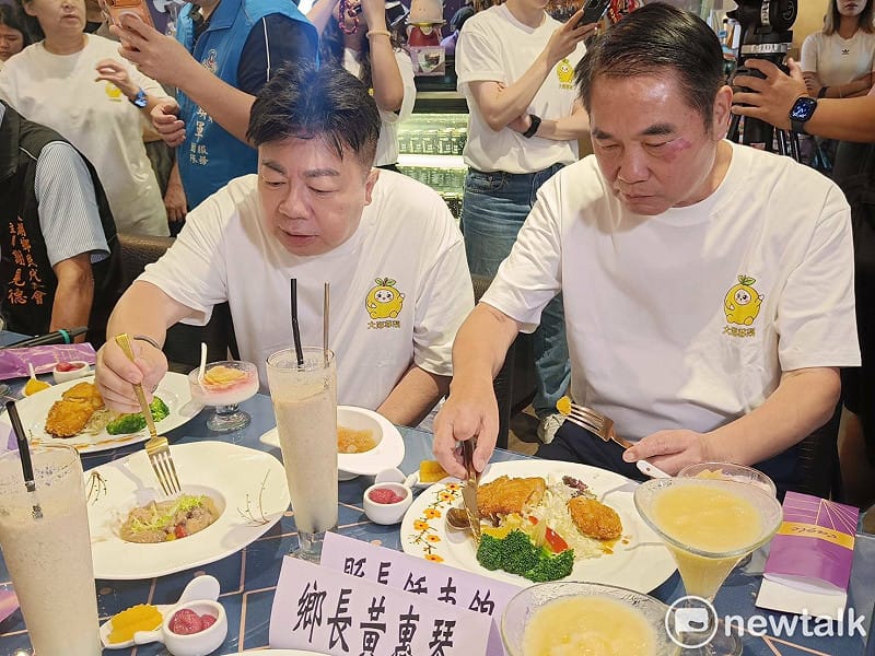 美食當前讓鍾東錦與董至成忍不住大塊朵頤。&nbsp;&nbsp;&nbsp;圖：唐復年/攝