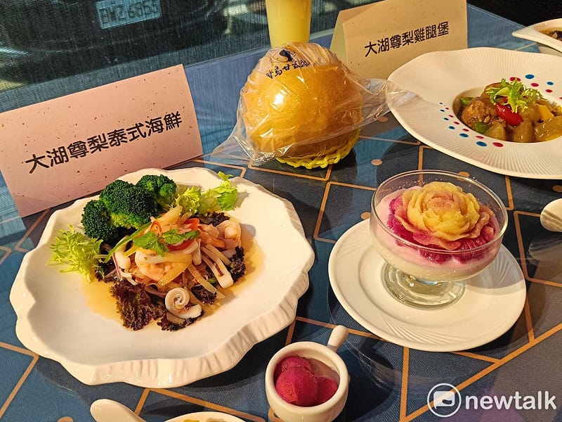 游國誠主廚展現精湛廚藝，突破水果僅能鮮食或做甜點的傳統框架，巧妙將大湖尊梨融入鹹食創作。&nbsp;&nbsp;&nbsp;圖：唐復年/攝