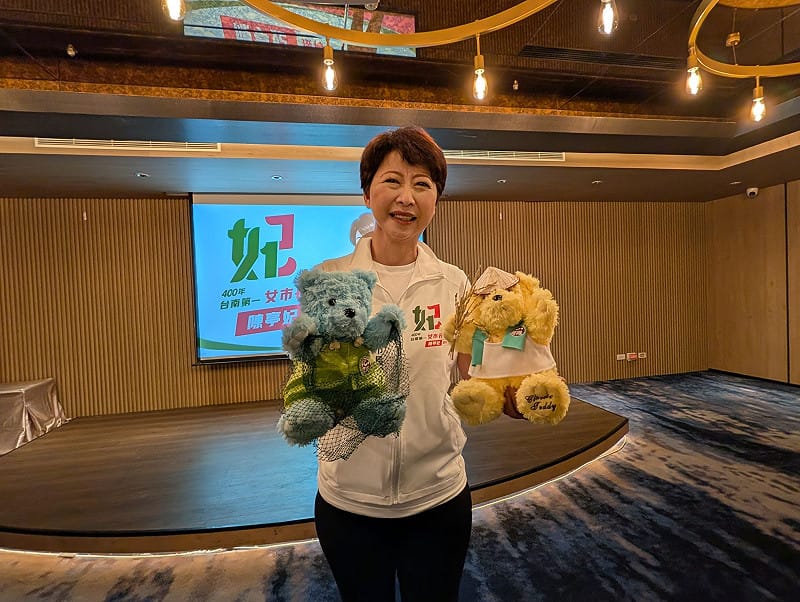 陳亭妃表示，農漁業不只是產業，更是台南飲食文化最深厚的底蘊，因此以大家熟悉的泰迪熊為載體，讓年輕世代更親近土地與海洋。&nbsp;&nbsp;&nbsp;圖：陳亭妃服務處提供
