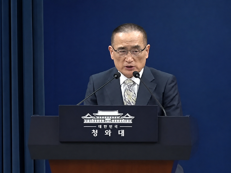  對於川普連續兩日表達不滿，韓國國家安保室長魏聖洛於18日下午於青瓦台召開記者會進行說明。 圖：翻攝自KTV 국민방송 YT（資料照） 
