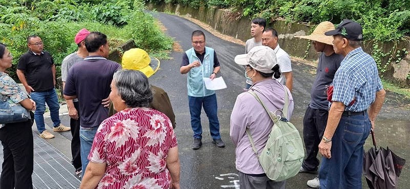 賴懋慶多年來積極參與爭取推動玉井青果市場重建與冷鏈物流中心設置，並協助解決偏鄉長照用地問題。面對偏鄉發展困境，賴懋慶提出核心主張：「山區不能只靠農業！」他主張配合地方創生、串聯觀光景點打造「觀光大山城」，吸引青年返鄉發展。&nbsp;&nbsp;&nbsp;圖：翻攝賴懋慶臉書