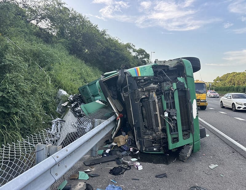 國道3號南下145公里苗栗縣通霄路段18日發生聯結車與小貨車碰撞事故，兩車分別翻覆在內側車道及外側護欄處，後方車流回堵至少2公里，國道警方持續排除中。（民眾提供）中央社記者管瑞平傳真 115年8月18日&nbsp;&nbsp;&nbsp;