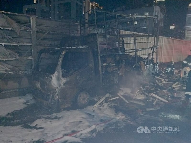 台北市市民大道高架橋18日晚間發生一起小貨車自燃事故，火勢猛烈，消防局獲報立即馳援，車輛被燒得只剩骨架。（翻攝照片）中央社記者黃麗芸傳真　115年8月18日&nbsp;&nbsp;&nbsp;