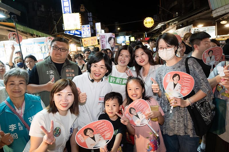  掃街過程中，許多民眾熱情包圍，高喊「凍蒜！」、「市長選巧慧！」蘇巧慧也展現親和力，對合照、握手要求來者不拒。 圖：蘇巧慧競選辦公室提供 