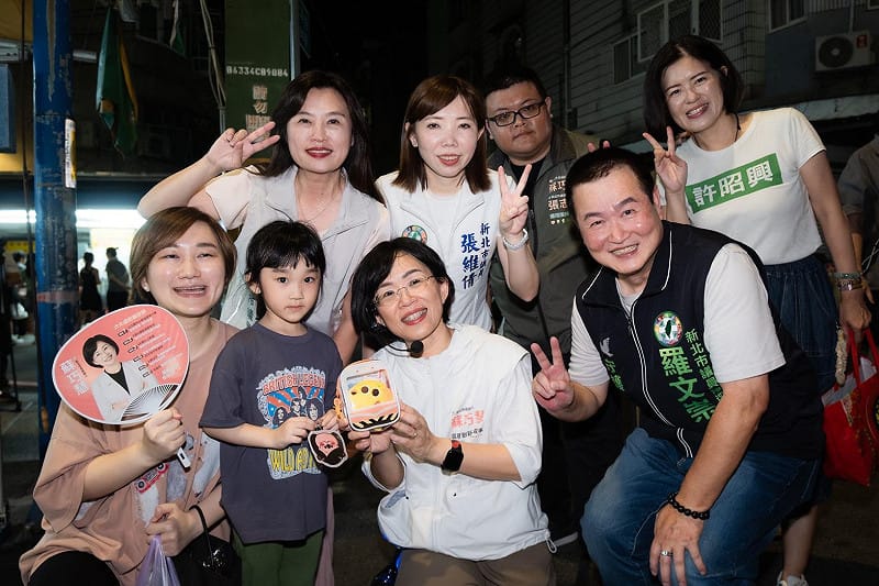 掃街過程中，許多民眾熱情包圍，高喊「凍蒜！」、「市長選巧慧！」蘇巧慧也展現親和力，對合照、握手要求來者不拒。&nbsp;&nbsp;&nbsp;圖：蘇巧慧競選辦公室提供